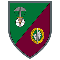 Auf Rot kreuzen sich schwarz-silberne Schwerter mit goldenem Griff, darunter ein S für Schule.