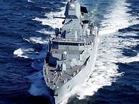 Formidable Shield 2017 Fregatte Sachsen Ein graues Kriegsschiff in See, von vorne oben aufgenommen.
