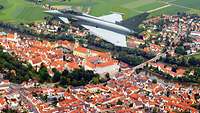 Ein Eurofighter fliegt über die Stadt Neuburg.