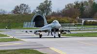 Ein Eurofighter rollt aus dem Shelter in Neuburg.