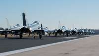 Eine Formation aus Eurofightern auf der Runway des Flugplatzes Neuburg.