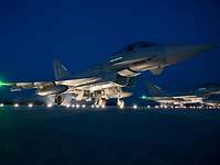 Eurofighter bei Nacht auf dem Flugplatz in Neuburg.