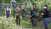 Generalmajor Bodemann mit Anwohnern des "Gartens für alle" sowie der Garten-Koordinatorin Anja Hainz. 