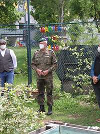 Generalmajor Bodemann mit Anwohnern des "Gartens für alle" sowie der Garten-Koordinatorin Anja Hainz. 