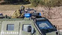 Soldat im Anschlag auf Kfz