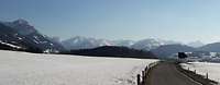Gebrige um Altenstadt Landstrasse mit Blick auf schneebedeckte Berge