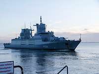 Ein graues Kriegsschiff in See.