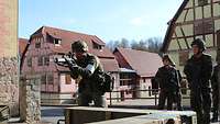 Soldaten proben den eigentlichen Ablauf der Übung mit Hilfe von Zeichnungen auf dem Boden.