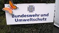 Schild mit dem Schriftzug "Bundeswehr und Umweltschutz".