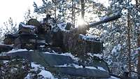 Schneebedeckter Panzer im litauischen Winter