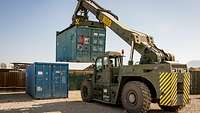 Rückverlegung aus Afghanistan Ein Containerstabler setzt einen Container auf einen anderen