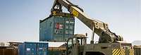 Rückverlegung aus Afghanistan Ein Containerstabler setzt einen Container auf einen anderen
