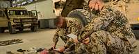 Rückverlegung aus Afghanistan Zwei Soldaten prüfen verschiedenes Material aus einem Bundeswehrfahrzeug auf Vollzähligkeit
