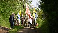 Soldaten mit Fahnen auf dem pilgerweg nach Vallendar