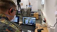 Drei Soldatinnen und Soldaten sitzen an einem Set und nehmen ein Video auf. 