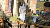 Pastoralreferent Bernhard Heimbach einen Feldgottesdienst mit Soldatinnen und Soldaten