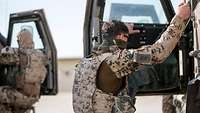 Soldaten steigen in gepanzerte Fahrzeuge vom Typ Dingo