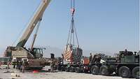 Impressionen Rückbau AFG_210525_Gedenkstein Ehrenhain_7_freigegeben Ein Kran hebt einen großen, tonnenschweren Stein auf einen Schwertransporter