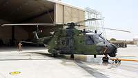 Der Mehrzweckhubschrauber NH-90 Ein Soldat reinigt einen Hubschrauber der Bundeswehr