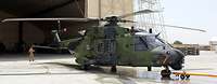 Der Mehrzweckhubschrauber NH-90 Ein Soldat reinigt einen Hubschrauber der Bundeswehr