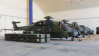 Drei demontierte Mehrzweckhubschrauber NH-90 Drei demontierte Hubschrauber stehen in einer Halle.