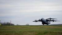 Start des A400M Ein Flugzeug hebt, kurz nachdem es mit der Beschleunigung begonnen hat, ab und schwebt knapp über dem Boden