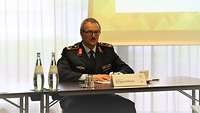 Ein General sitzt am Tisch