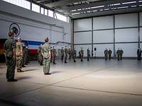 Paradeaufstellung Soldaten sind in einer Flugzeug-Halle angetreten.