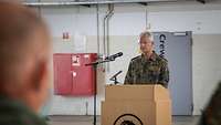 General Klement bei der Rede General Klement steht an einem Rednerpult und spricht zu den Soldatinnen und Soldaten.