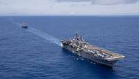 Steadtfast Defender 2021 Landungsschiff Iwo Jima Ein großes graues Schiff mit einem durchgehenden Flugdeck in See.