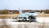 Auf dem Bild ist ein Eurofighter zu sehen, im Cockpit sitzt der Pilot, vor Ihm sieht man das Headup Display des Eurofighter.