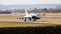 Ein Eurofighter der nach dem Flug wieder auf der Basis gelandet ist und zurück zum Shelter rollt.