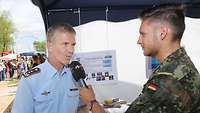 Inspekteur der Streitkräftebasis, Generalleutnant Martin Schelleis (li) gibt Radio Andernach ein Interview