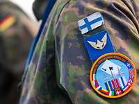 Übungswappen an finnischer Uniform ACE 21 – Das Pikass ziert das offizielle Wappen der Übung Arctic Challenge
