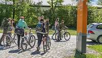 Eine Gruppe von Fahrradfahrern auf dem Gelände einer Bundeswehr Universität.