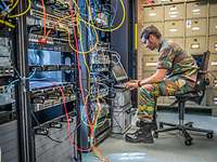 CWIX 2021 Ein ausländischer Soladt arbeitet an einem Server.