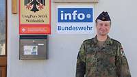 Ein Soldat steht vor dem Gebäude Infopunkt in der Liegenschaft in Weißenfels
