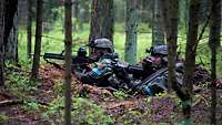 Zwei Panzergrenadiere mit der Waffe im Anschlag, liegen in Stellung