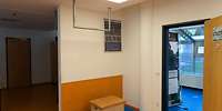 Haltestange an der Wand. Truhe auf dem Boden. An Haltestange wird ein Klimmzug gemacht.