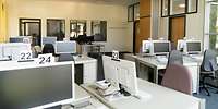 Großer Raum mit vielen Computern zum Test der Bewerber.