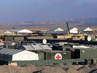 Bundeswehr-Camp mit Zelten und Containern, Marmalgebirge im Hintergrund