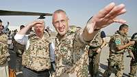 Bundesaußenminister Frank Walter Steinmeier mit Brigadegeneral Markus Kneip auf dem Flughafen Kundus