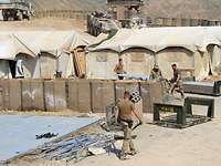 Soldaten bauen im Feldlager die Zelte ab