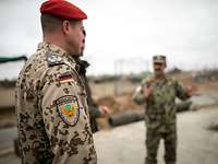 Ein deutscher und ein afghanischer Soldat im Gespräch während der Ausbildung