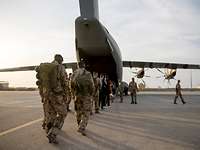 Soldaten steigen in das Transportflugzeug A400M
