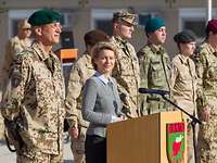 Von der Leyen steht am Rednerpult vor angetretenen Soldaten