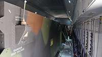 Der Innenraum eines A400M: Zwei Container sind hintereinander verladen.