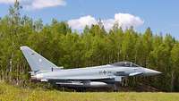 Eurofighter 31+34 auf dem Weg zur Startbahn.