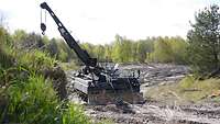 Ein Bergepanzer 3 A1 Büffel mit einer aufgefahrenen Krananlage.