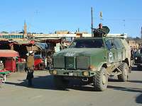 Deutsche Soldaten fahren im Transportfahrzeug Dingo auf einer Straße durch Kabul